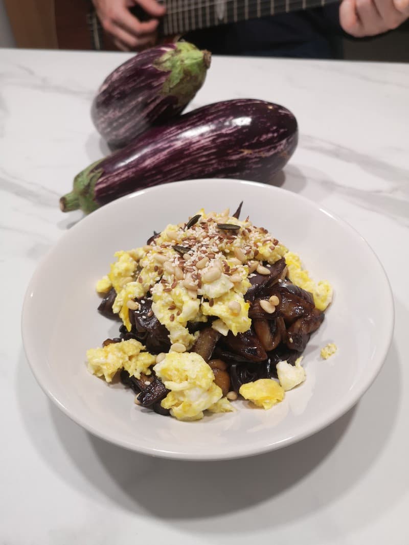 Nouilles de riz noir aux aubergines et œufs brouillés