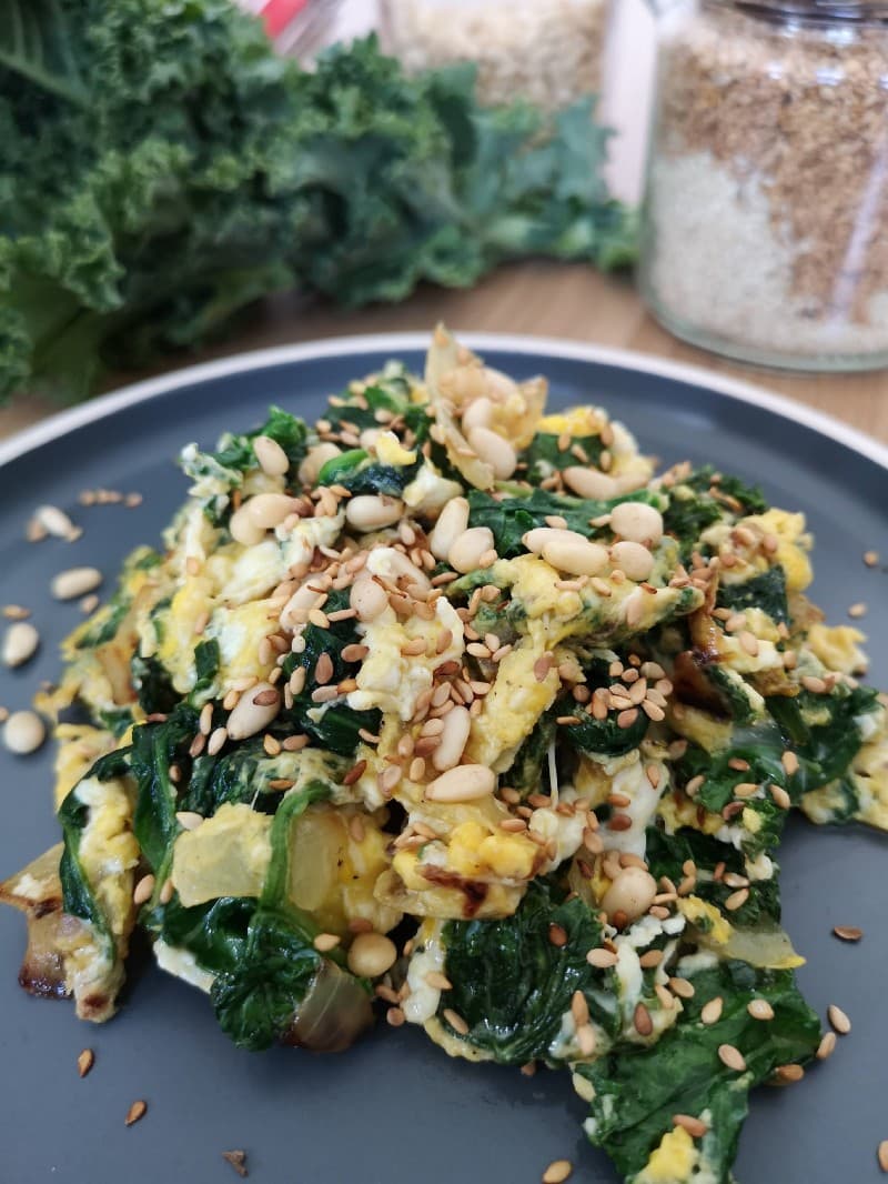 Œufs brouillés au chou kale